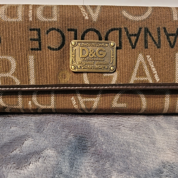 Dolce & Gabanna - Picture 2 of 6